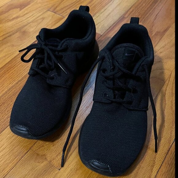Nike Roshe One Triple Black Women’s Sneakers | Size 6.5 - Picture 1 of 3